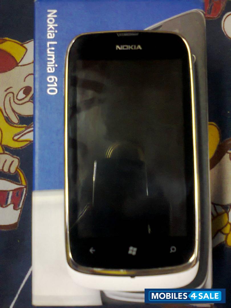 White Nokia Lumia 610