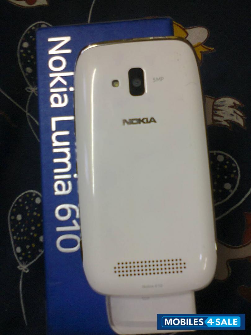 White Nokia Lumia 610