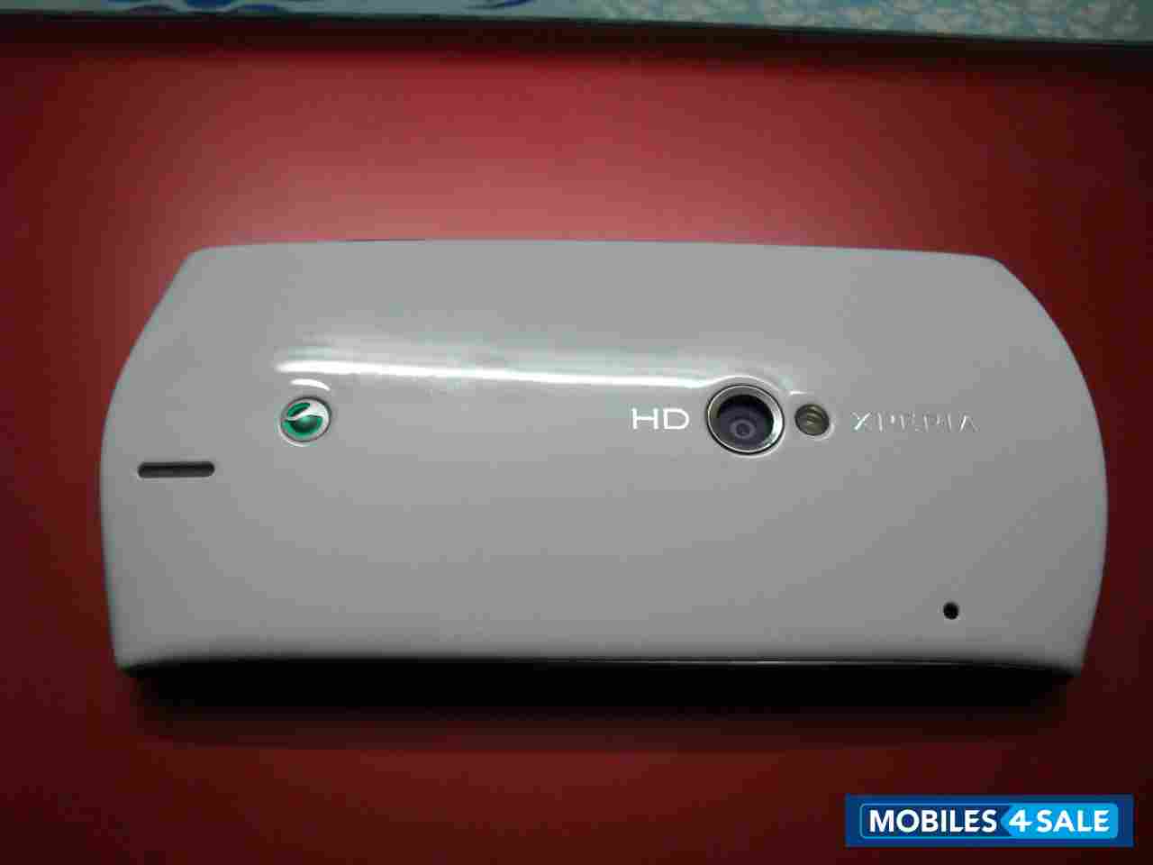 White Sony Ericsson Xperia neo V