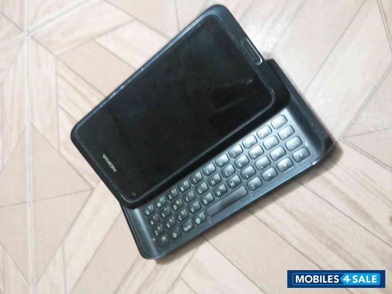 Black Nokia E7-00