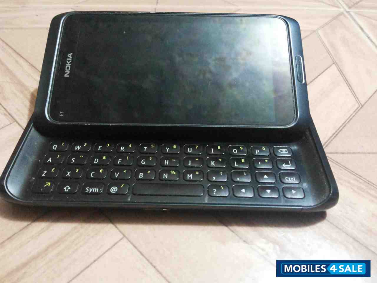 Black Nokia E7-00