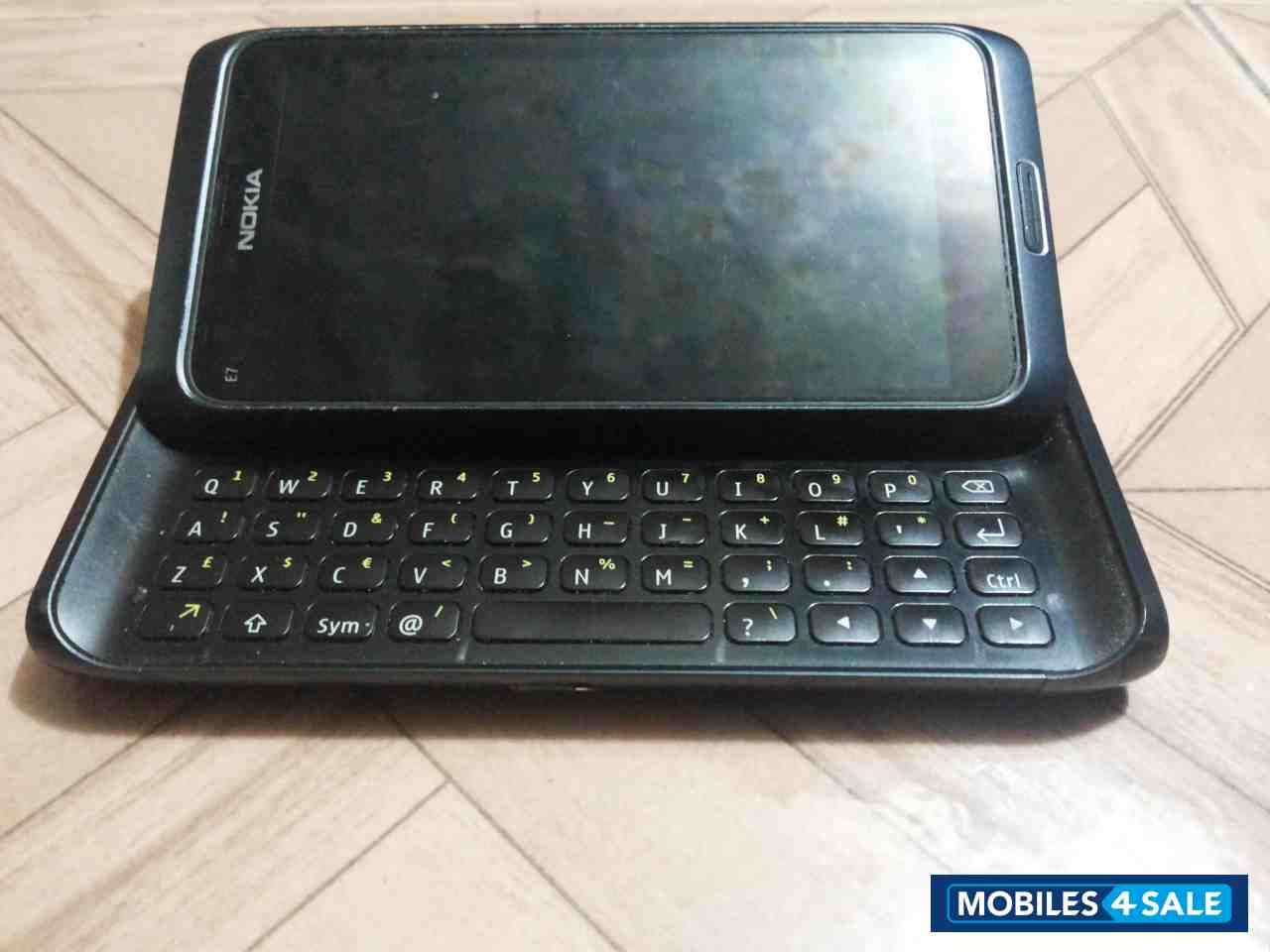 Black Nokia E7-00