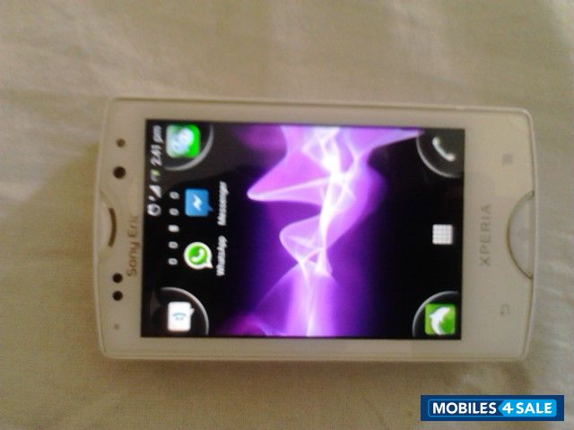 White Sony Ericsson Xperia mini pro