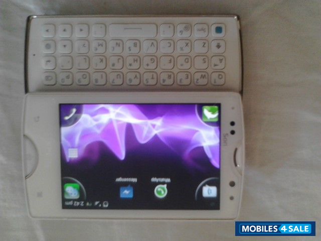 White Sony Ericsson Xperia mini pro