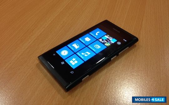 Black Nokia Lumia 800