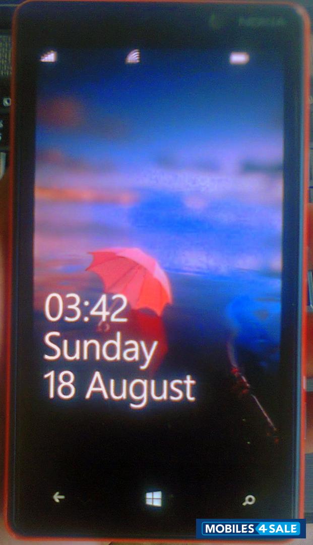 Red Nokia Lumia 820