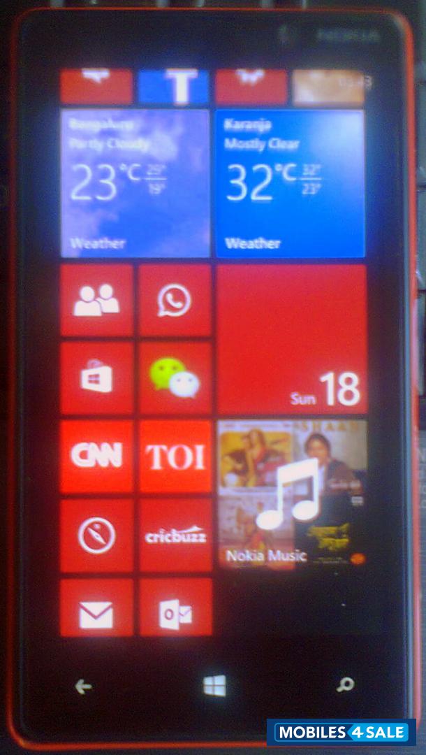 Red Nokia Lumia 820