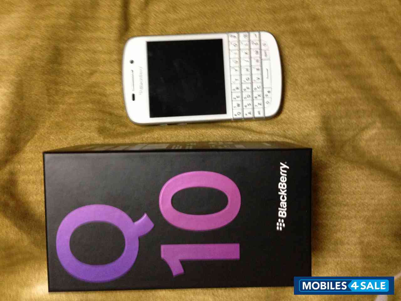 White BlackBerry Q10