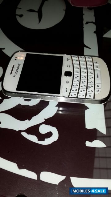 White BlackBerry Bold 9900