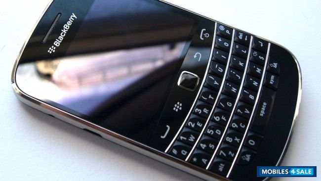 Black BlackBerry Bold 9900