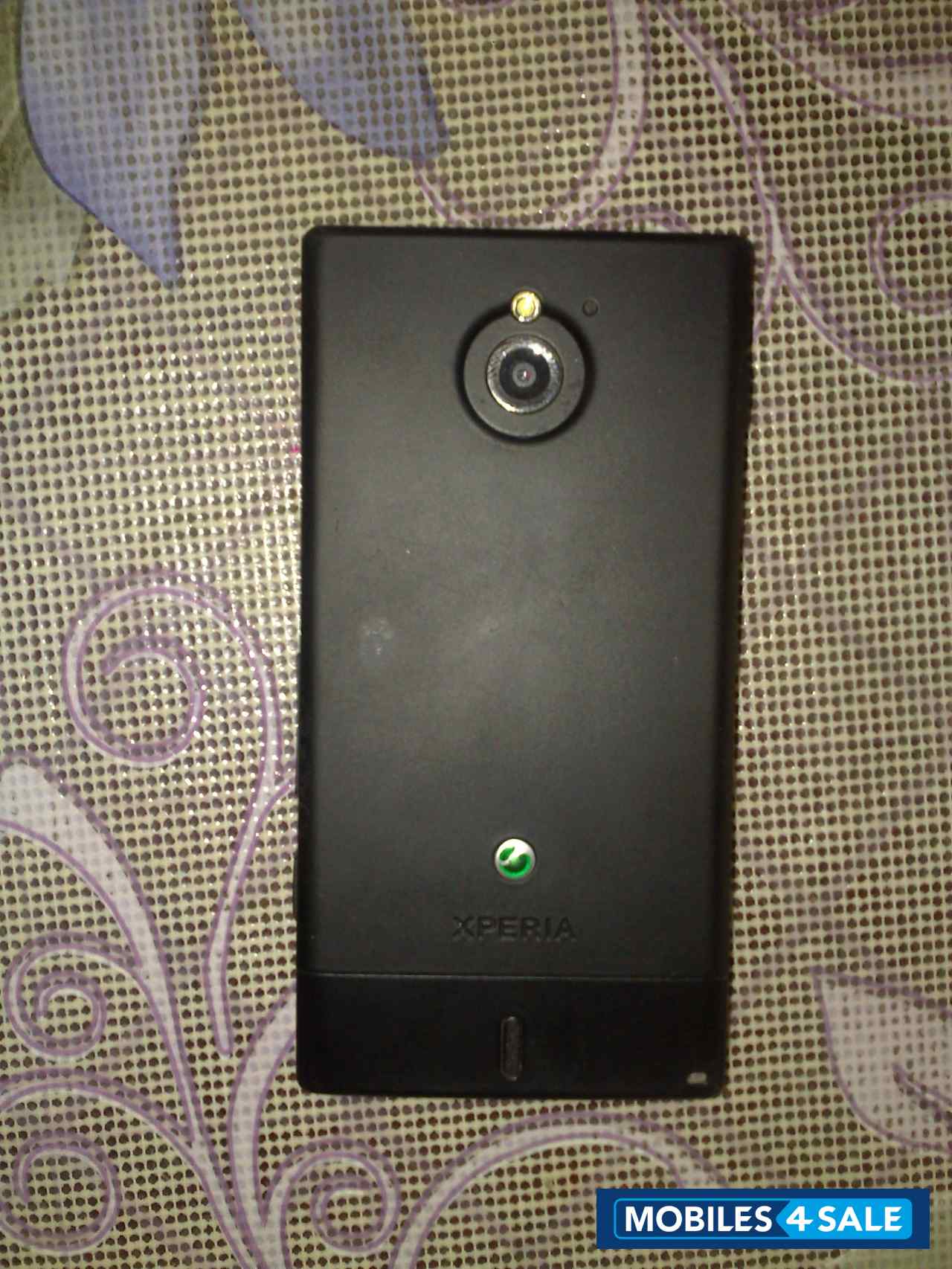 Black Sony Xperia sola