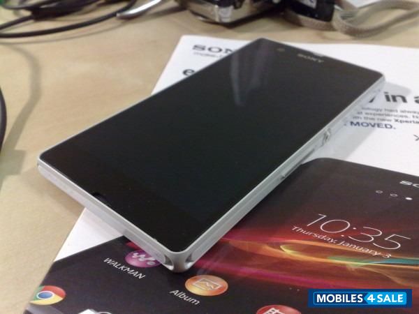 White Sony Xperia Z