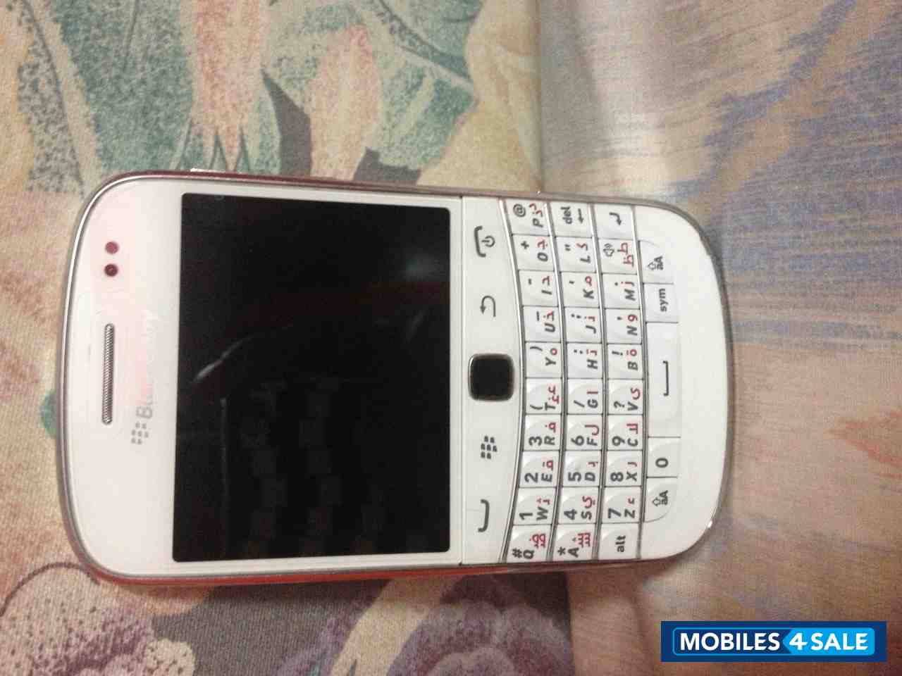 White BlackBerry Bold 9000