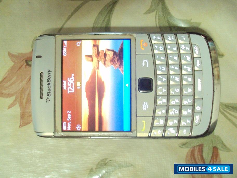 White BlackBerry Bold 9700