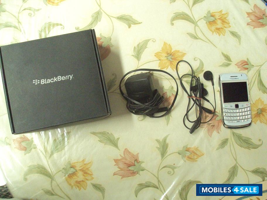 White BlackBerry Bold 9700