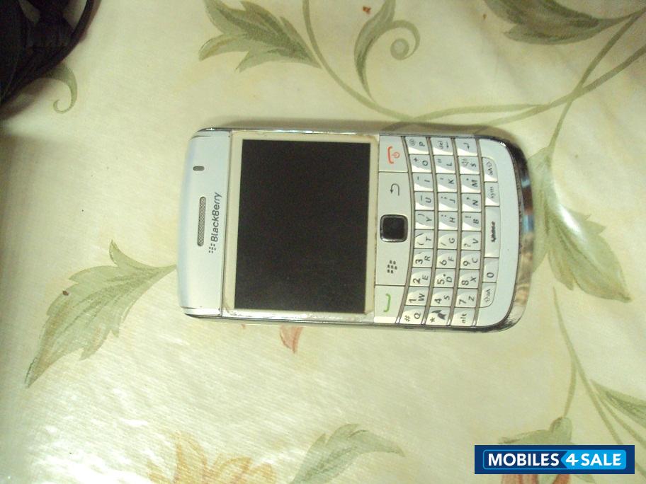 White BlackBerry Bold 9700