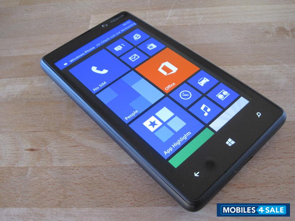 Black Nokia Lumia 820