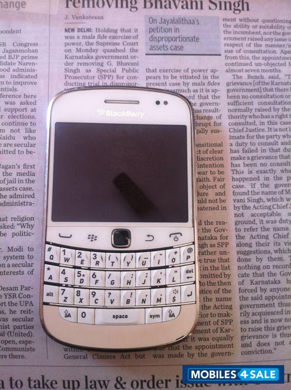 White BlackBerry Bold 9900