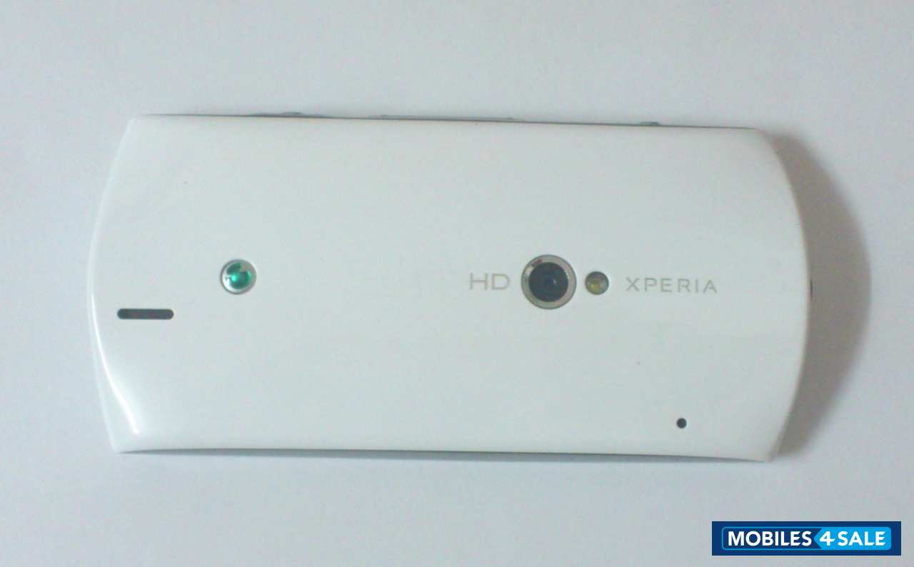 White Sony Ericsson Xperia neo