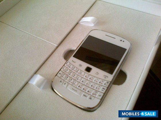 White BlackBerry Bold 9900