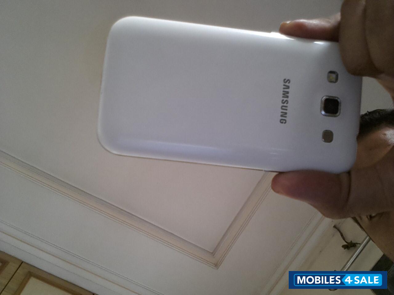 White Samsung Galaxy Grand Quarttro