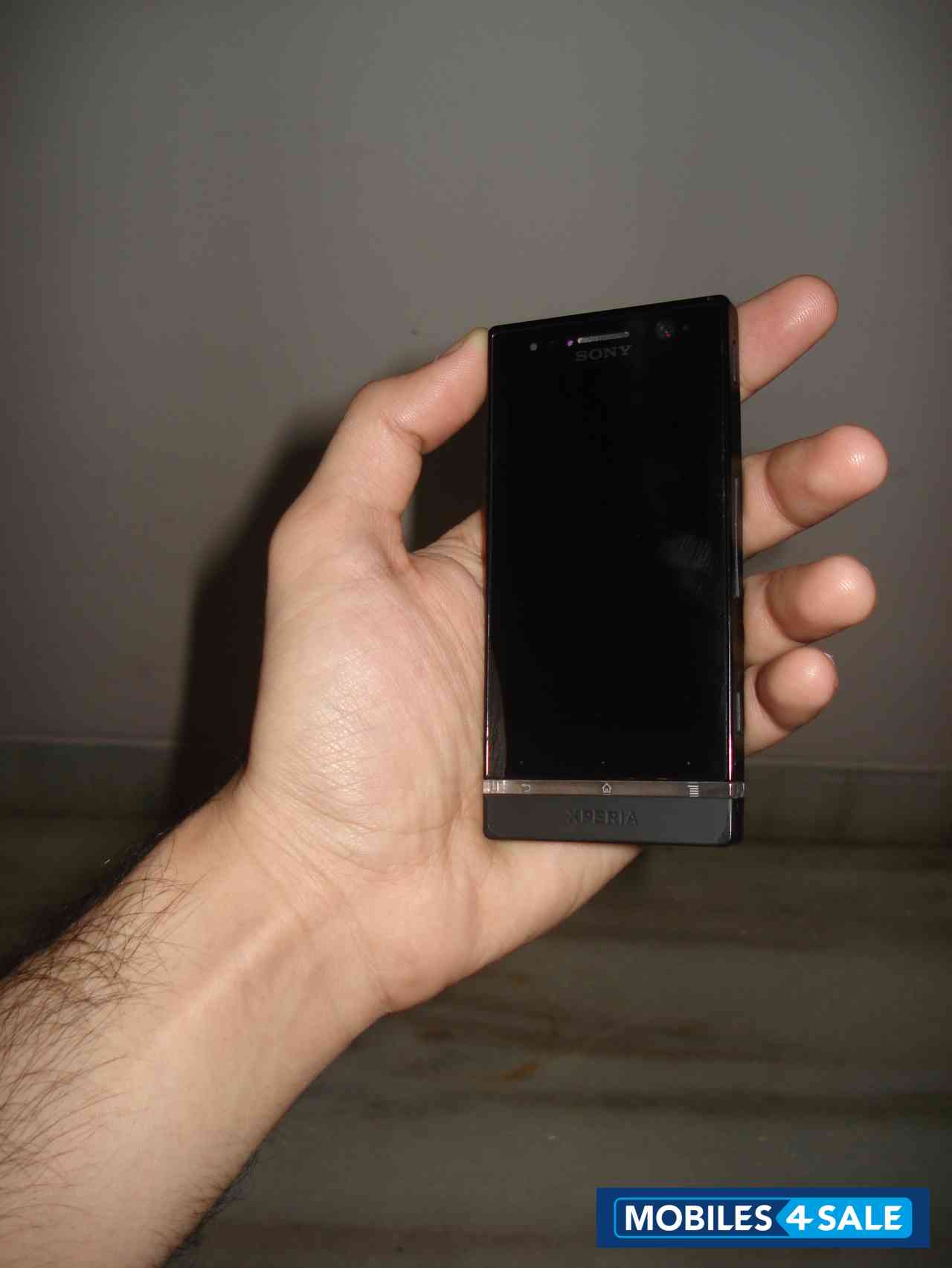 Black Sony Ericsson Xperia U