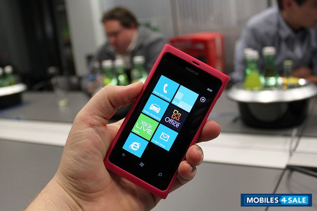 Magenta Nokia Lumia 800