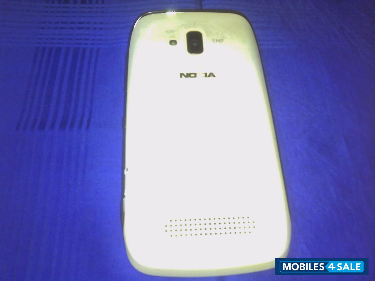 White Nokia Lumia 610