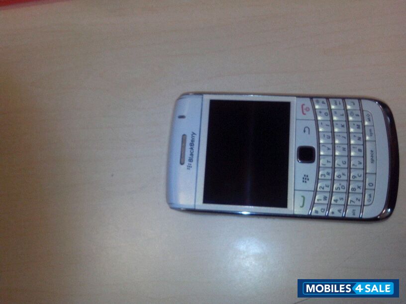 White BlackBerry Bold 9780