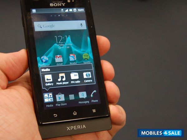 Black Sony Xperia sola