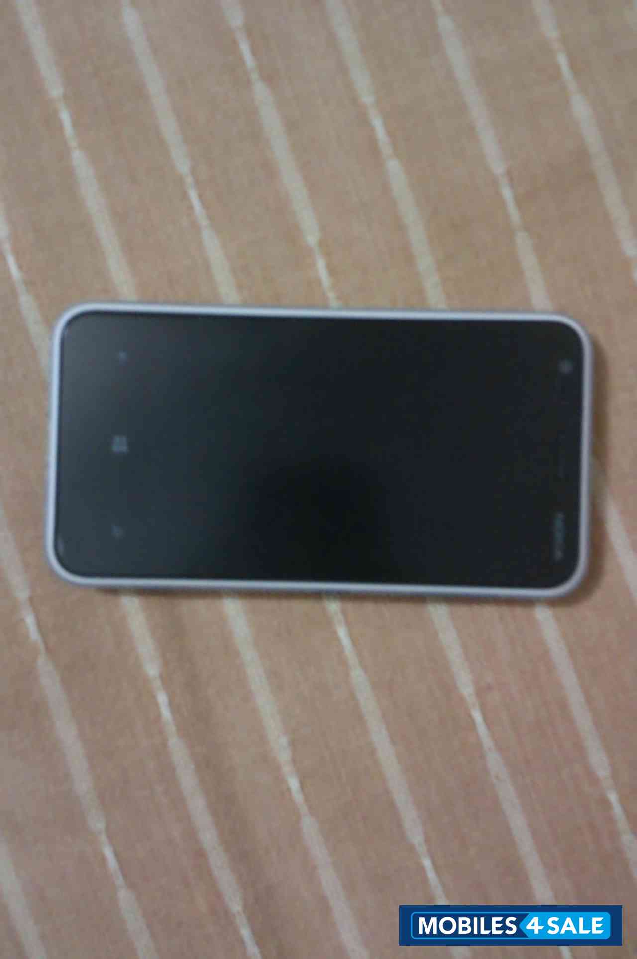 White Nokia Lumia 620