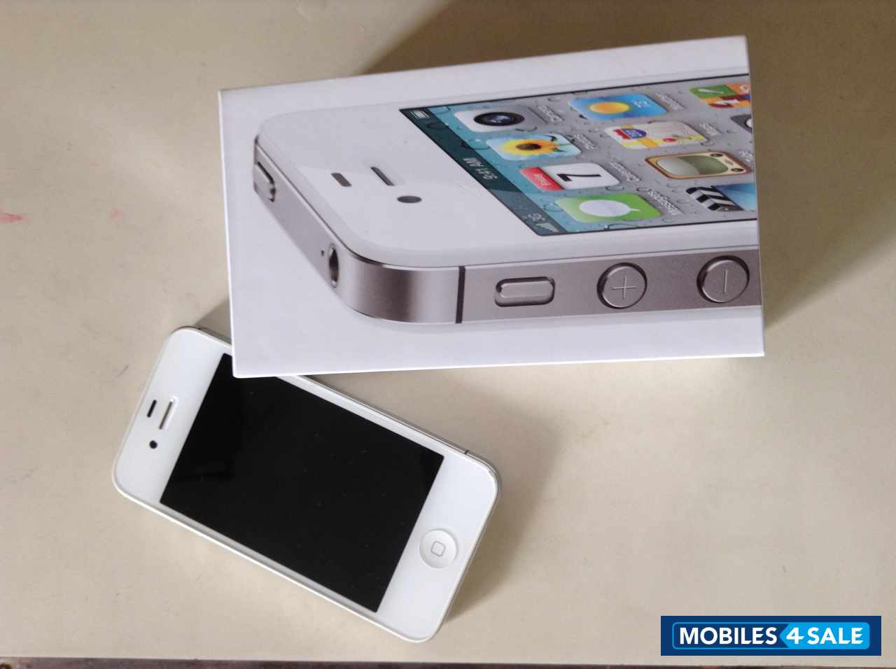 White Apple iPhone 4S