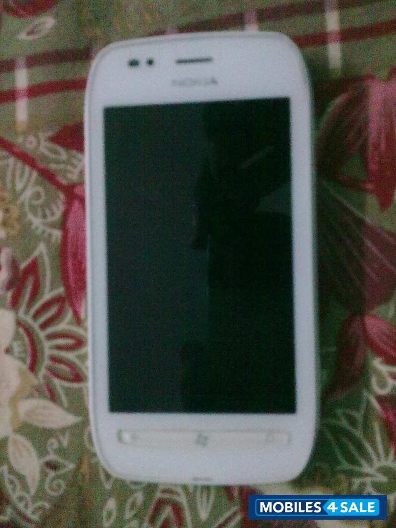 White Nokia Lumia 710