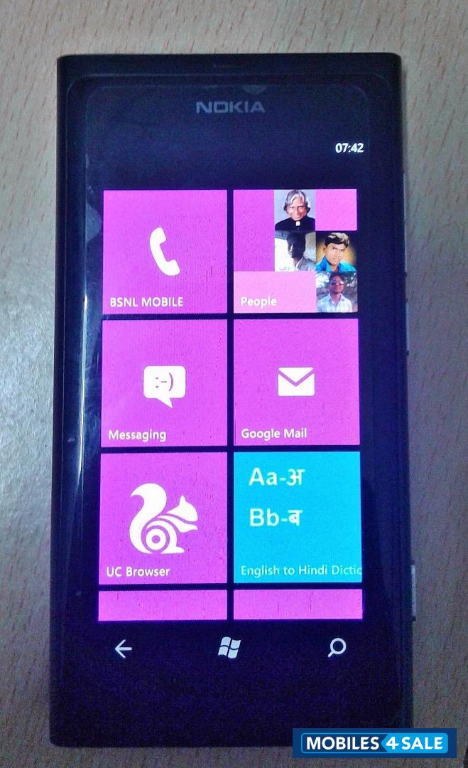 Black Nokia Lumia 800