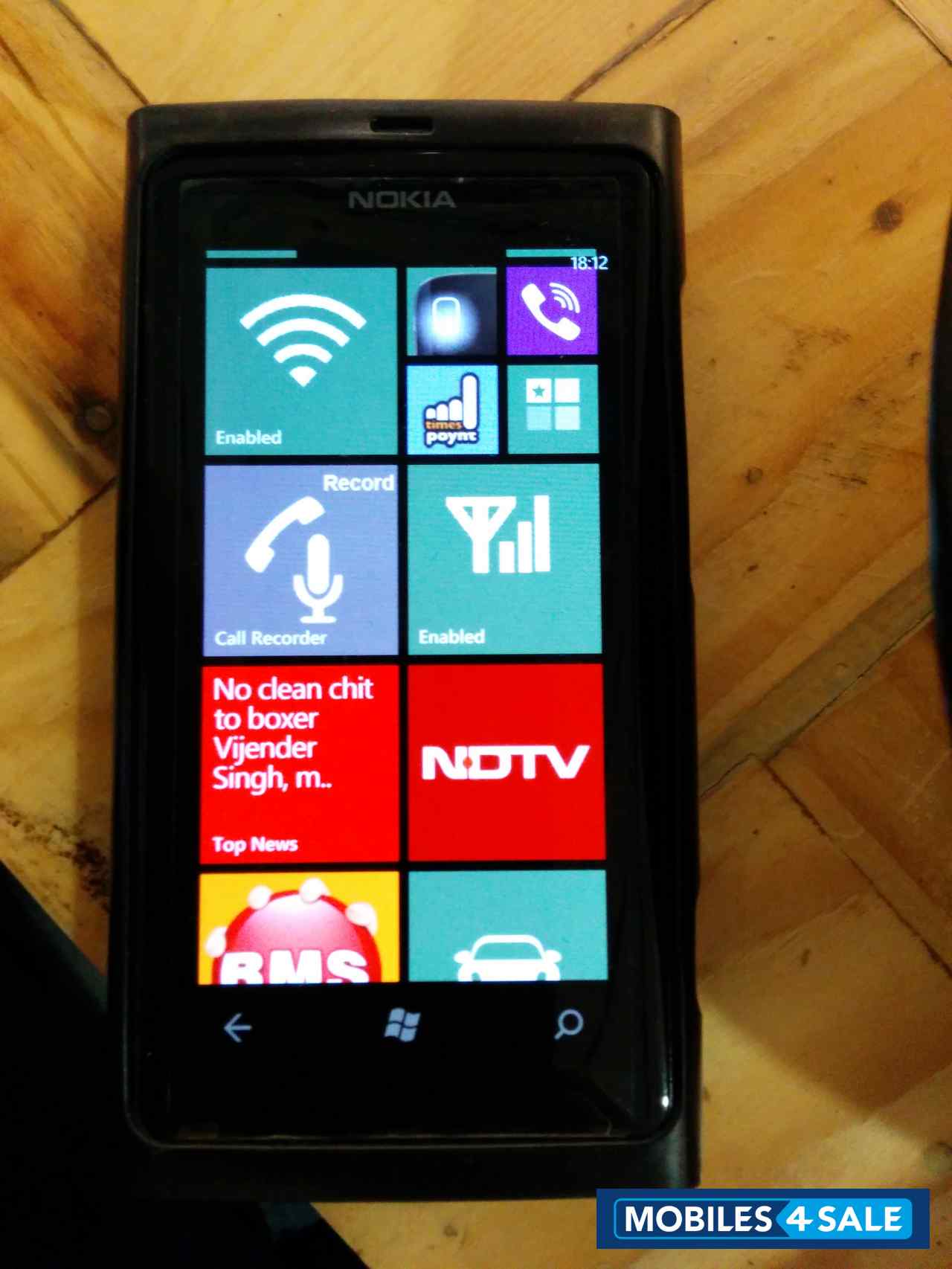 Black Nokia Lumia 800