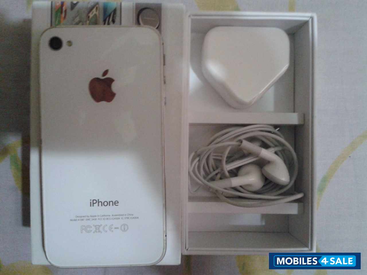 White Apple iPhone 4S