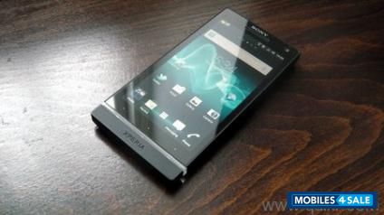 Black Sony Xperia S