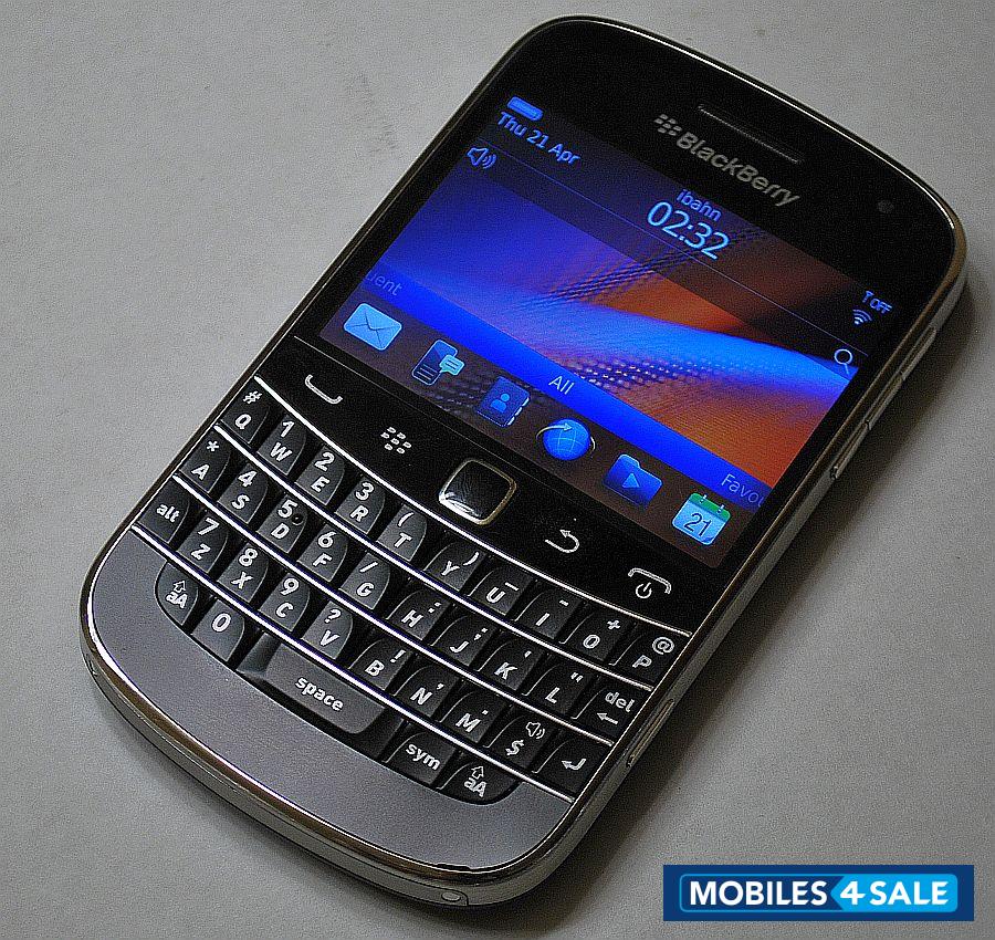 Black BlackBerry Bold 9900