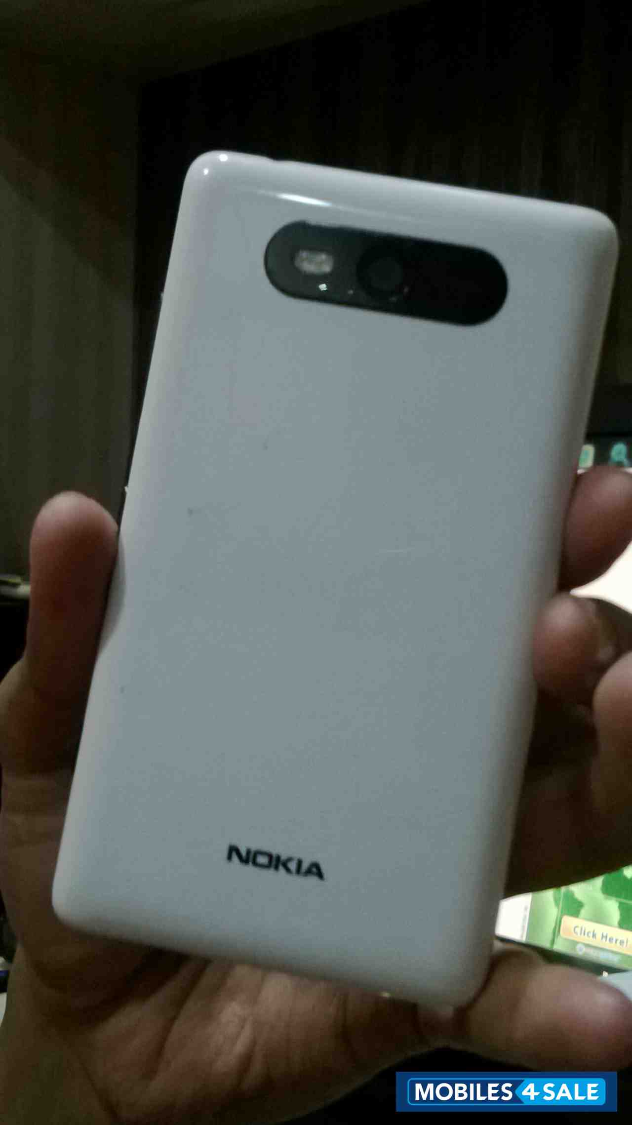 White Nokia Lumia 820