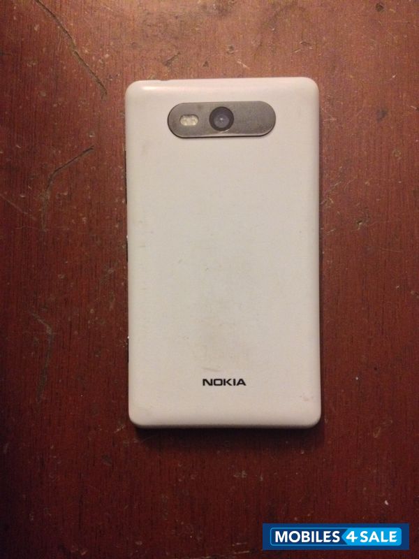 White Nokia Lumia 820