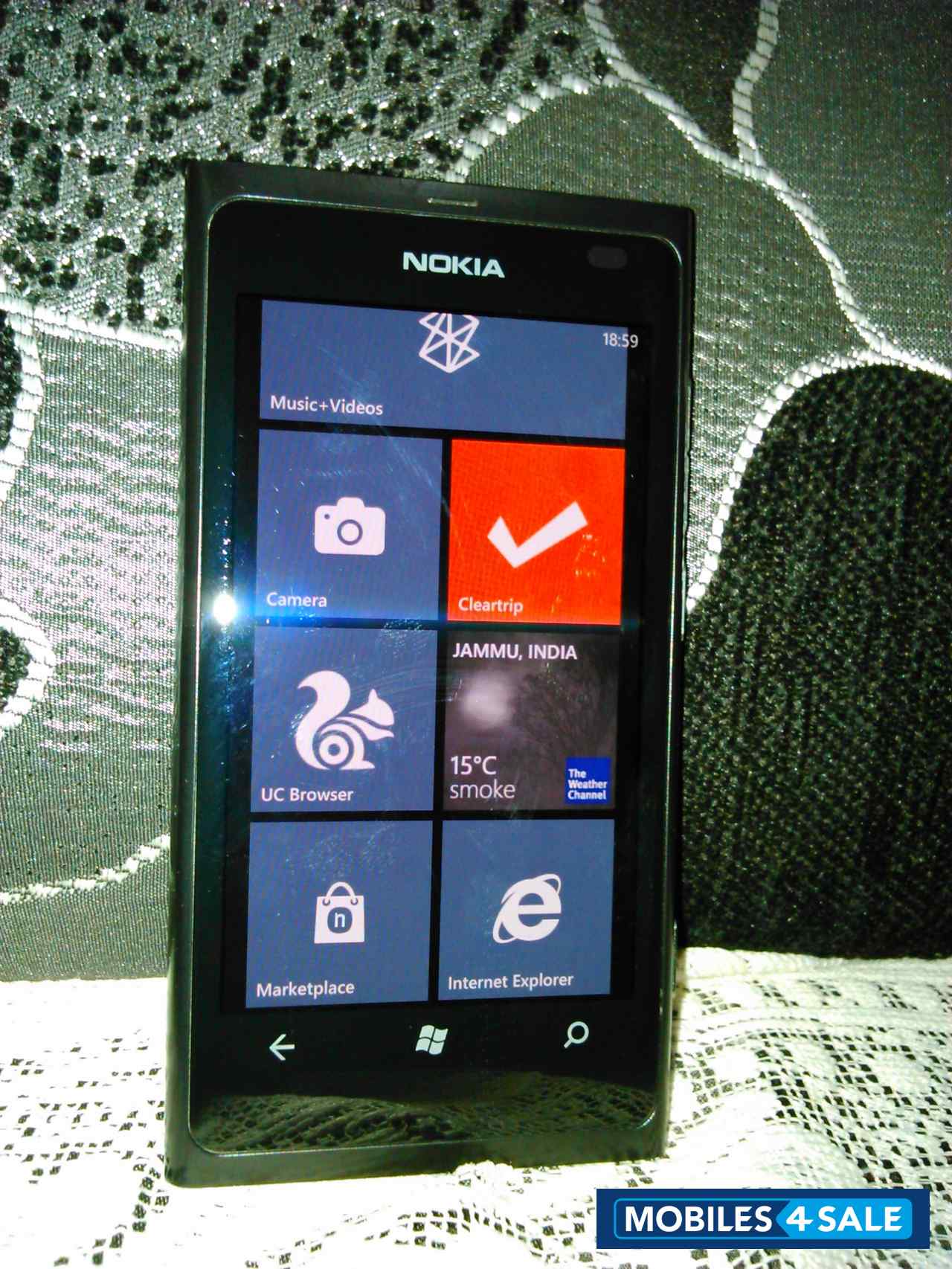 Black Nokia Lumia 800