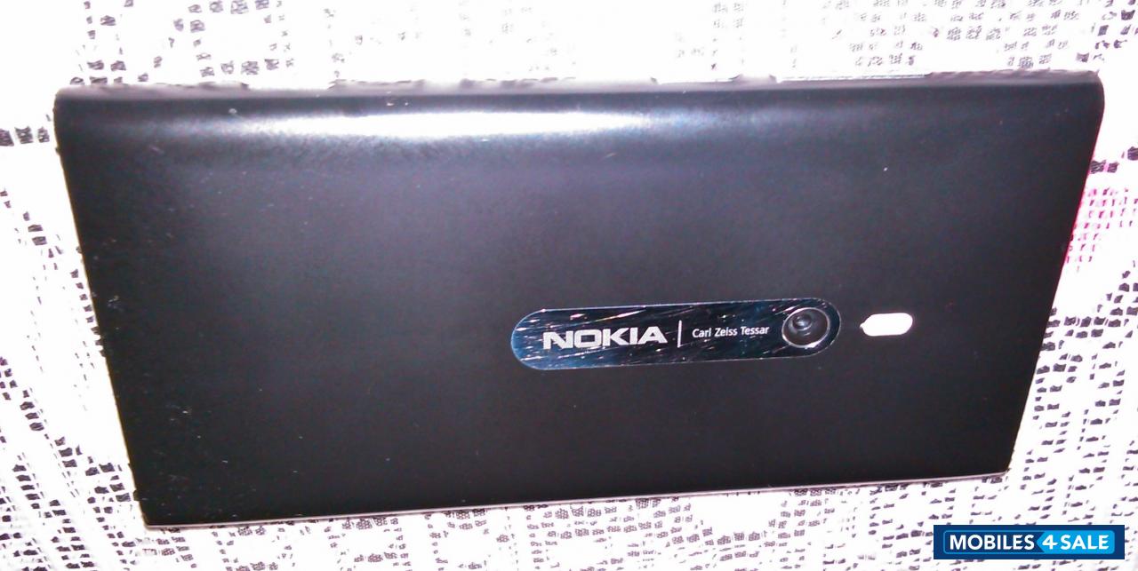 Black Nokia Lumia 800