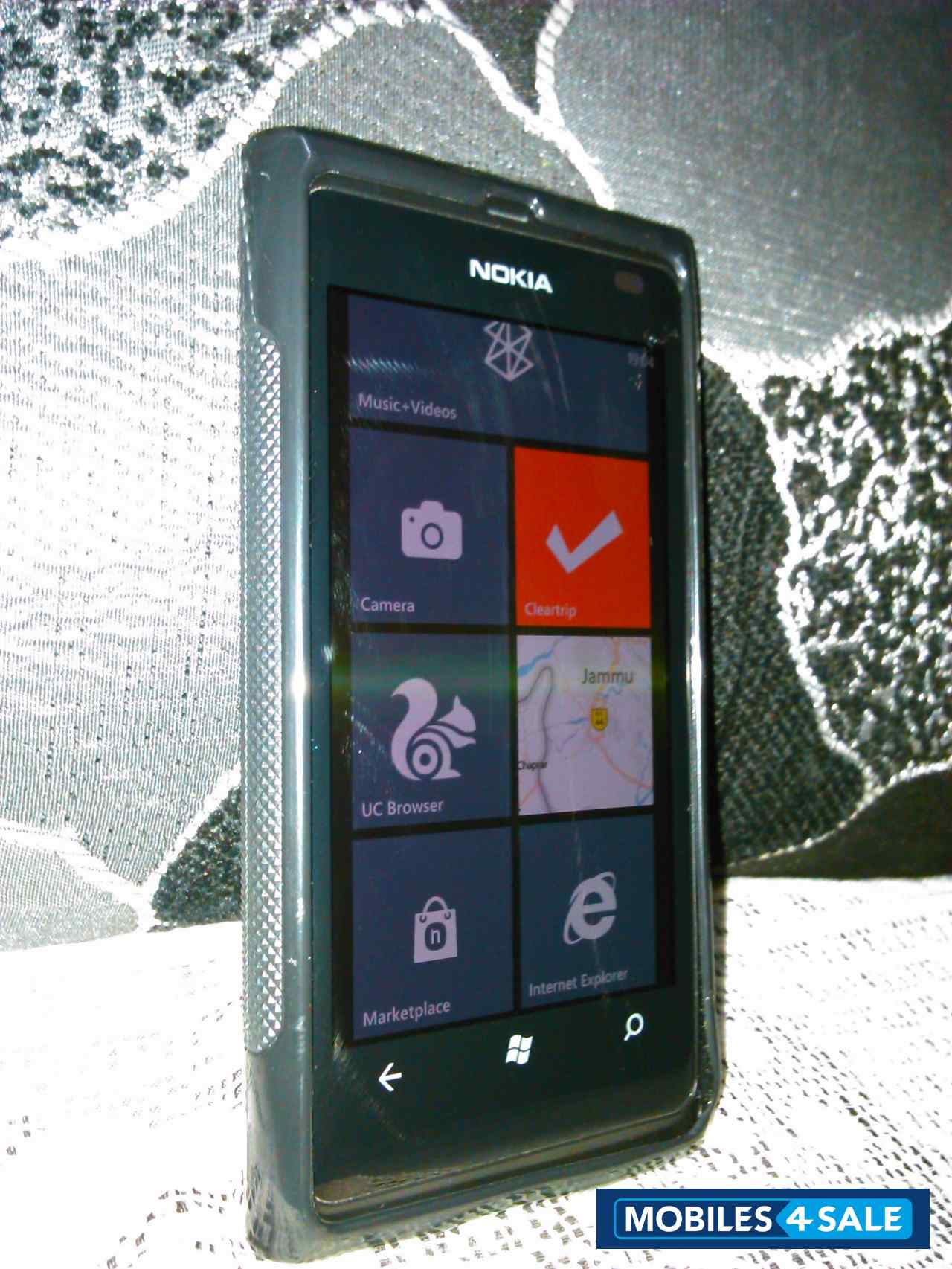 Black Nokia Lumia 800