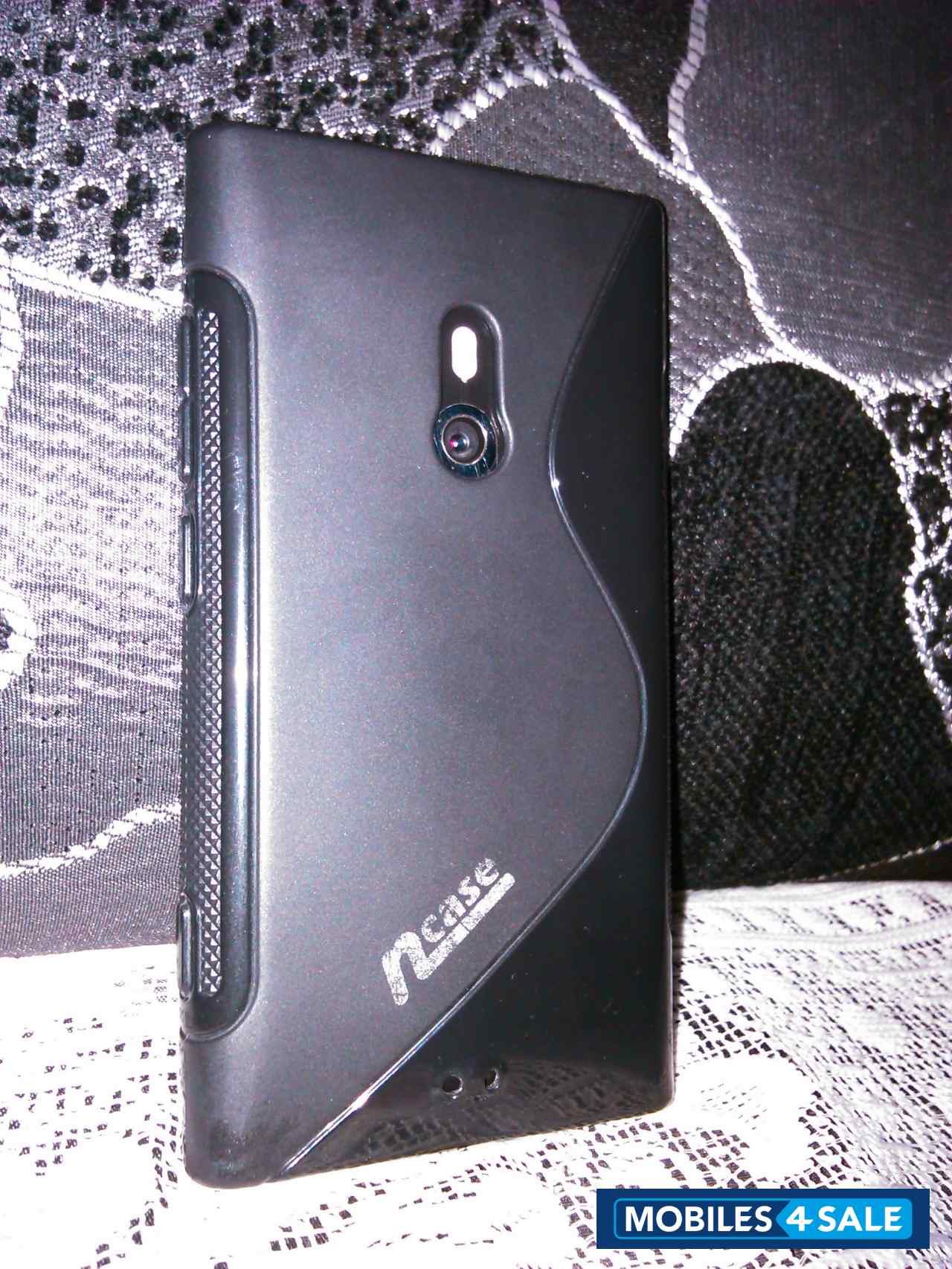 Black Nokia Lumia 800