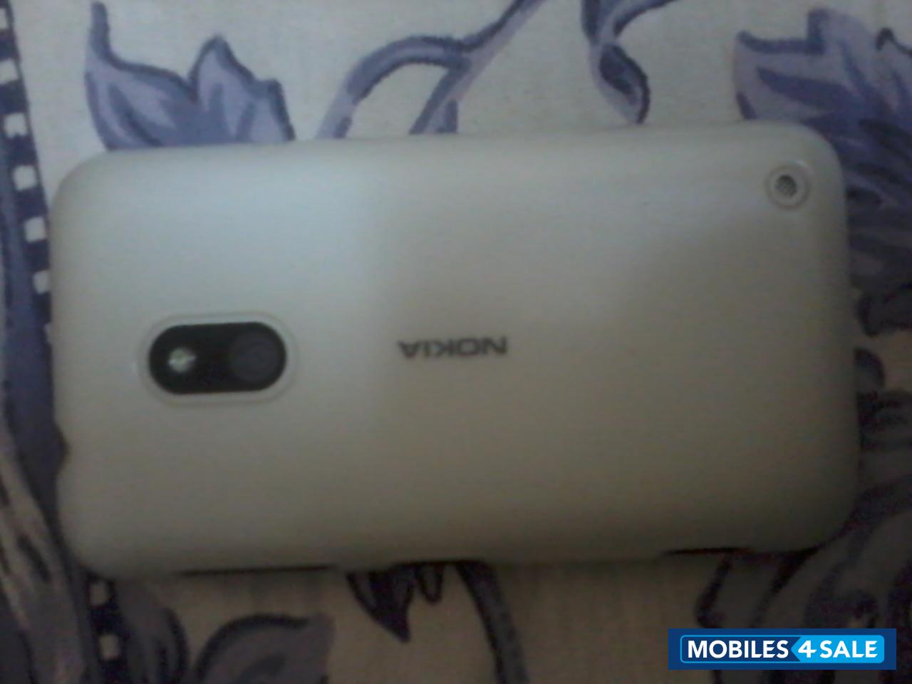 White Nokia Lumia 620