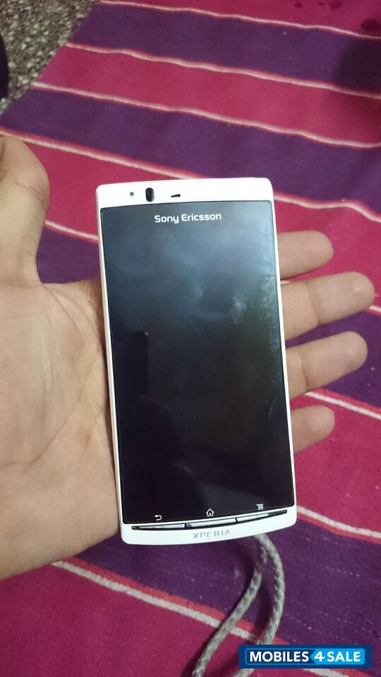 White Sony Ericsson Xperia arc S