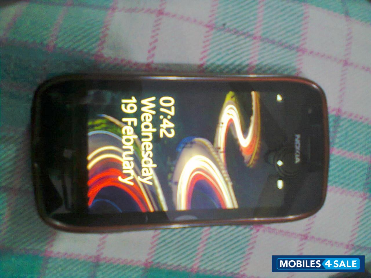 Black Nokia Lumia 710