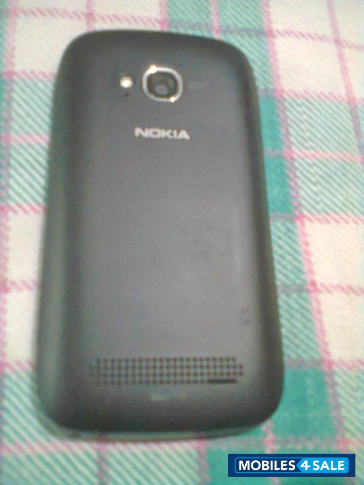 Black Nokia Lumia 710