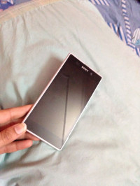 White Sony Xperia Z1