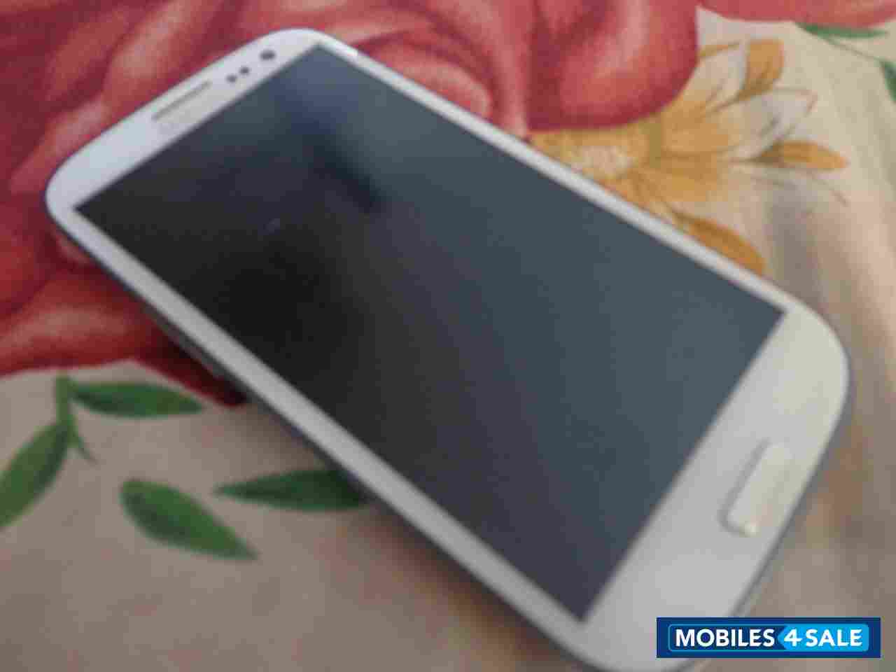 White Samsung Galaxy S3